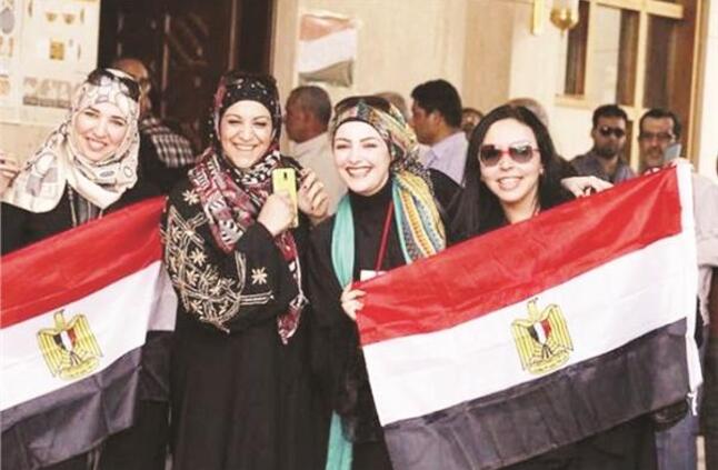 ثورة 30 يونيو| «العلَم».. أول درس في الوطنية.. ألوان الهوية المصرية ترفرف عاليا