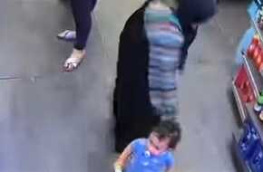أمن الغربية يضبط سيدة حاولت خطف طفل من والدته داخل محل شهير بطنطا