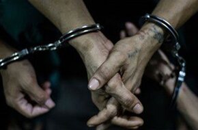 حبس 3 أشخاص متهمين بالترويج لبيع المواد المخدرة عبر الإنترنت في الجيزة