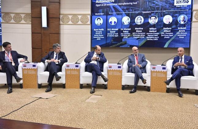 وزير التجارة يستعرض مقومات القطاع الصناعي وفرص صناعة السيارات في مصر