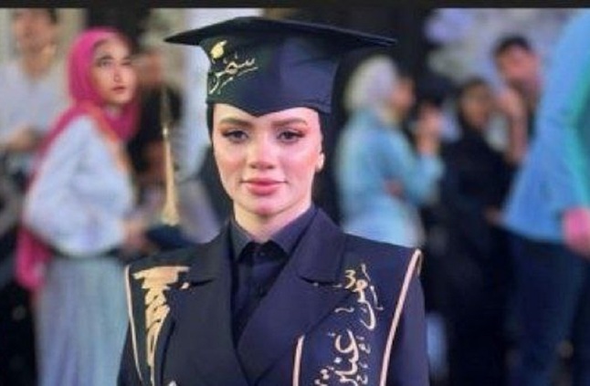 طالبة مصرية تثير جدلا واسعا برقصها "المميز" خلال حفل تخرجها بجامعة أسيوط