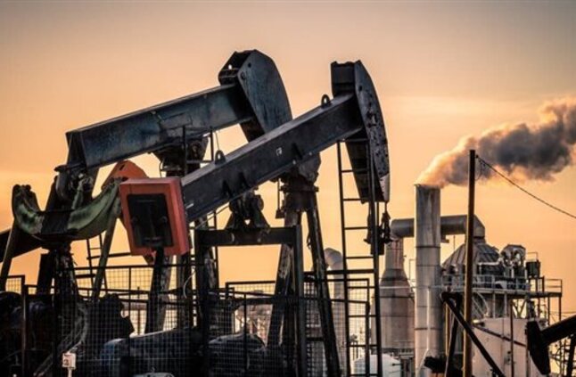 تراجع أسعار النفط بأكثر من 2% بعد تمديد أوبك+ تخفيضات الإنتاج