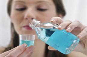 نوع محدد من غسول الفم قد يزيد خطر الإصابة بالسرطان