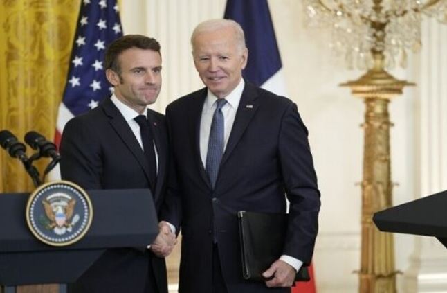 بايدن يتعهد بمواصلة دعم أوكرانيا أثناء لقاء مع ماكرون في باريس