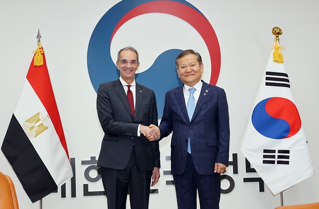 وزير الاتصالات يبحث مع وزير الداخلية والسلامة بجمهورية كوريا تعزيز التعاون بين البلدين فى مجال الحكومة الرقمية - ICT News