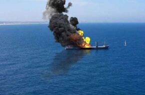 «التجارة البحرية البريطانية»: حريق بجزء من سفينة بعد إصابتها بقذيفة في عدن