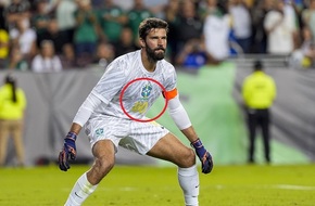 ما سر ارتداء حارس مرمى البرازيل الرقم (110) في مباراة المكسيك؟