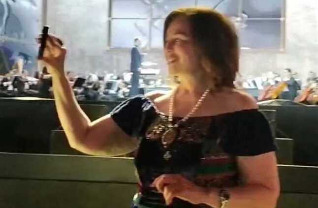 إلهام شاهين ترقص على نغمات «اعتزلت الغرام» في حفل ماجدة الرومي بـ«العلمين» | المصري اليوم
