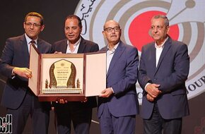 تكريم جلال عارف لفوزة بجائزة نقابة الصحفيين التقديرية - اليوم السابع