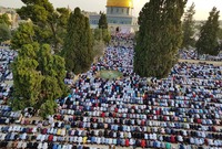 آلاف الفلسطينيين يؤدون صلاة عيد الفطر المبارك في المسجد الأقصى المبارك 