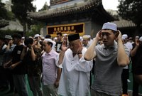 مسلمو الصين يؤدون صلاة العيد الفطر العاصمة الصينية بكين

