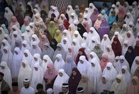 
مسلمو ماليزيا يؤدون صلاة العيد الفطر في المسجد الوطني بالعاصمة الماليزية كوالالمبور

