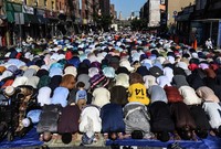 مسلمو أمريكا يؤدون صلاة العيد الفطر المبارك فى حي بروكلين بمدينة نيويورك 
