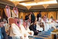 رافق الملك سلمان في صلاة العيد ولي العهد الأمير محمد بن سلمان ورئيس الوزراء اللبناني سعد الحريري