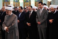 أدى الرئيس السوري بشار الأسد، صلاة عيد الفطر في "جامع الرئيس حافظ الأسد" بالعاصمة السورية دمشق
