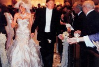 أما عن زوجته الحالية وسيدة أمريكا الأولى فهي ميلانيا ترامب التي تزوجها 2005  وأنجب منها آخر أبنائه 