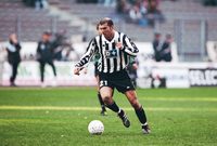  في عام 1996 انتقل زيدان إلى نادي يوفنتوس الإيطالي مقابل 3.2 مليون جنيه إسترليني 
