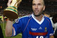 قاد زيدان منتخب فرنسا عام 1998 للفوز بكأس العالم ليصبح بطلًا قوميًا في فرنسا بعد أن حققت فرنسا اللقب العالمي الأول لها

