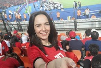 الفنانة سارة الدرزاوي حضرت هي الأخرى مباراة الافتتاح