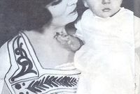 الملكة نازلي والملك فاروق في طفولته 
