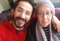 لقطة للفنان أحمد حلمى مع والدته