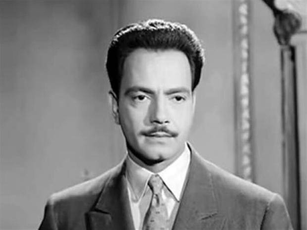 اسمه بالكامل محمد كمال الشناوي، ولد في 26 ديسمبر 1918 في أحد المدن بالسودان، وانتقل إلى العيش في مصر مع والده في مدينة المنصورة
