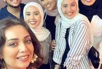 جيهان نصر مع أبنائها في آخر ظهور لها خلال العرض الخاص لمسرحية «الملك لير» برقثة الفنانة هبة مجدي