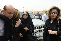 مع شقيق طليقها السابق عمرو أديب في إحدى المناسبات العائلية حيث كان يتلقون العزاء