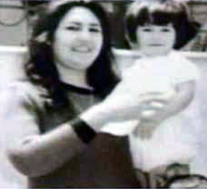 إليسار زكريا خوري، ولدت في 27 أكتوبر عام 1971 من أب لبناني وأم سورية في بلدة دير الأحمر اللبنانية، ولديها 6 أشقاء 3 بنات و3 شباب
