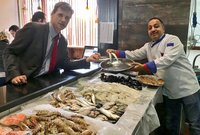 صورة للسفير البريطاني في القاهرة برفقة أكلة سمك إسكندرانية