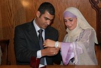 تزوجت حلا شيحة لأول مرة وأثناء فترة حجابها بالفنان هاني عادل لكنهما انفصلا بعدها بفترة
