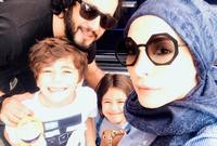 صورة لأمل حجازي رفقة عائلتها بعد ارتدائها الحجاب