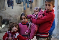 تعرض لقصف جوي في مدينة الغوطة الشرقية من قبل أحد الأطراف المتنازعة في الحرب الدائرة في سوريا  أُثناء ذهابه مع والدته لشراء الخبز واحتياجاتهم من الغذاء 