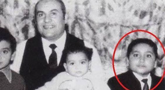 الأسم بالكامل علاء سمير ولي الدين ، ولد يوم 28 سبتمبر عام 1963 من مواليد محافظة المنيا 

