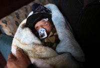 تعرض لقصف جوي في مدينة الغوطة الشرقية من قبل أحد الأطراف المتنازعة في الحرب الدائرة في سوريا  أُثناء ذهابه مع والدته لشراء الخبز واحتياجاتهم من الغذاء 