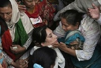 تم اغتيال رئيسة وزراء باكستان السابقة عام 2007 بعد خروجها من مؤتمر انتخابي لمناصريها، وقفت في فتحة سقف سيارتها لتحية الجماهير المحتشدة، فتم إطلاق النار عليها وقتلت "برصاص في العنق والصدر" 