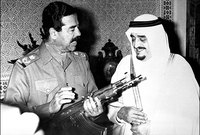 صدام يهدي الملك فهد كلاشنكوف  مذهب
