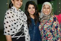 صورة تجمع أيتن عامر بشقيقتها الكبرى وفاء عامر ووالدتهما 