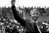 كان مانديلا في البداية يدعو للمقاومة غير المسلحة ضد سياسات التمييز العنصري، حتى وقعت مجزرة «شاربفيل»، حيث أطلقت الشرطة على مظاهرة شارك فيها حوالي 5000 من السكان في حي شاربفيل الفقير، ما أسفر عن وقوع  69 قتيلا
