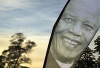 كان مانديلا سجينًا، لكن خلال سنوات سجنه أصبح النداء بتحريره رمزا لرفض سياسة التمييز العنصري
