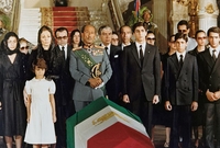 صورة من جنازة الشاه إيران والتي أقيمت في مصر بحضور أسرته 
