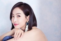 في المرتبة 44؛ تأتي الممثلة والراقصة الصينية فيكتوريا سونغ والتي تبلغ 32 عامًا 
