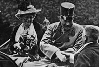 وفي عام 1914وبالتحديد في يوم 28 يونيو أسندت جماعة اليد السوداء مهمة قتل الأرشيدوق النمساوي لـ 6 من أفرادها أثناء زيارته للبوسنة

