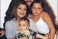 أصالة مع زوجها الأسبق طارق الذهبي وأبنائهم شام وخالد في صورة عائلية قديمة 