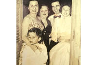 صور يوسف شاهين برفقة زوجته وعائلتها