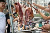 من الأكلات الشعبية والمشهورة لدى الصينيين ويوجد أسواق خاصة لبيع وذبح الكلاب والقطط
