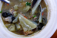 من أشهر الأطباق الصينية ويتم وضع أجزاء السلحفاة المختلفة بالحساء ويعتقد الصينيون أنه يحتوي على قيمة غذائية عالية
