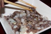 يتناول الصينيون الأخطبوط وهي حي في حساء يكون به وهذه الوجبة تشكل أحيانًا خطورة إذا ظل الأخطبوط حي بعد تناوله
