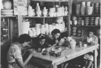 نساء من مدينة نابلس أثناء صناعة بعض الأوعية الخزفية عام 1920 
