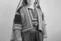 سيدة ترتدي الرداء الفلسطيني التقليدي 
